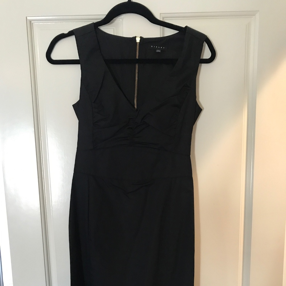 NWOT Sisley v-neck LBD